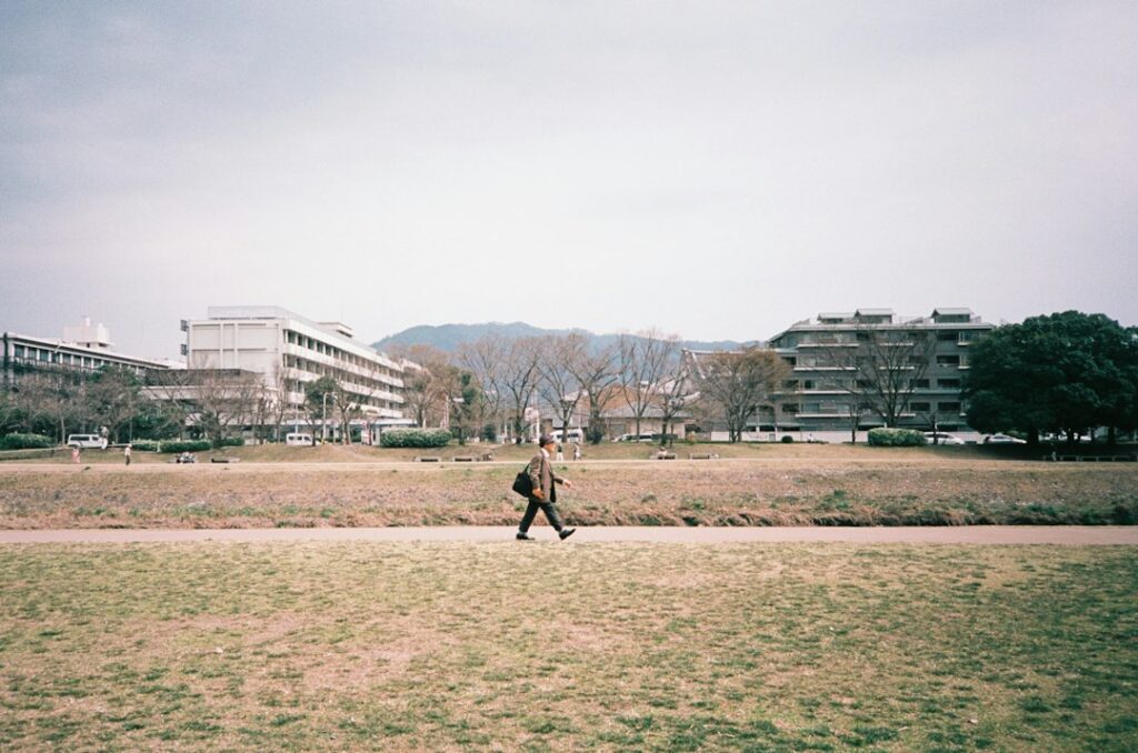 公園を歩く人の写真